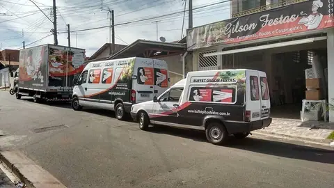 Veículos do Buffet Gilson Festas estacionados em frente à sede, em Limeira