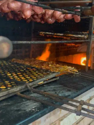 Churrasqueira com carnes no espeto em evento corporativo