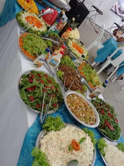 Buffet de saladas coloridas e maionese decorada em confraternização da Yachiyo do Brasil