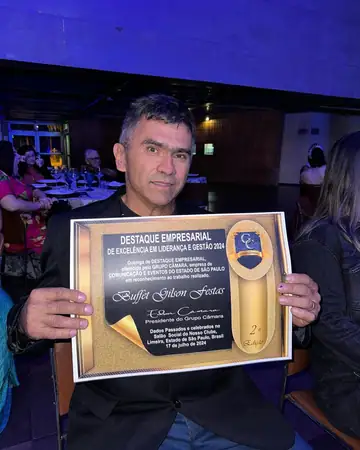 Gilson Francisco dos Santos segurando o certificado Destaque Empresarial de Excelência em Liderança e Gestão 2024