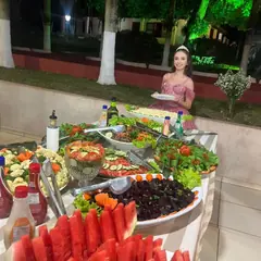 Buffet de saladas, melancia e pratos frios ao ar livre