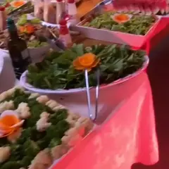 Mesa de saladas decoradas em casamento