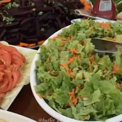 Salada verde com cenoura e tomate