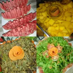 Frutas esculpidas e saladas decoradas com rosas de cenoura no buffet