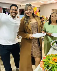 Aniversariante e convidados servindo o buffet em festa de 50 anos